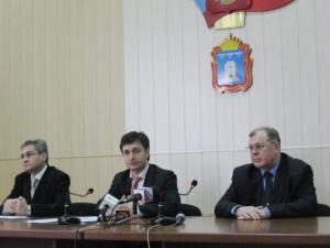 Серая мышь в оранжевом жилете